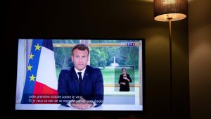 President Emmanuel Macron i ett av sina tv-sända tal till nationen. I Frankrike finns ett utbrett missnöje med regeringens hantering av coronakrisen och opinionsmätningar ger lågt stöd för landets ledning. Emmanuel Macron talar till folket 14.6.2020