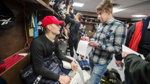 Filip Saxén intervjuar HIFKS:s målvakt Kevin Lankinen efter en ligamatch år 2016. Filip Saxén gör intervju.