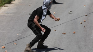 Palestinier kastar sten i protest mot Israels annekteringsplaner. Byn Kofr Qadom 12.6.2020 Palestinier kastar sten i protest mot Israels annekteringsplaner. Byn Kofr Qadom 12.6.2020