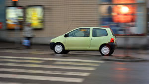 Det kan bli svårare att hitta parkeringsplats om platserna används en längre tid åt gången, tror staden. En ljusgrön bil kör längs Mannerheimgatan.