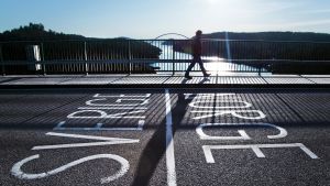 Mitt på gränsbron vid Svinesund står med stora bokstäver "Sverige/Norge"