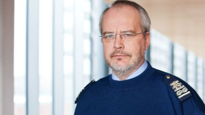 Kimmo Himberg, rektor för Polisyrkeshögskolan porträttbild av kimmo himberg. han bär en mörblå polis sweater och har glasögon.