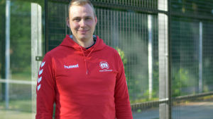 Kim Danielsson säger att padeltennis ökar i popularitet hela tiden. Porträttbild på Kim Danielsson.