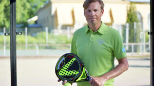 Peter Helenius säger att padeltennis är ett bra komplement för tennisspelare. Porträttbild på Peter Helenius.