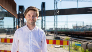 Stadsstyrelsens ordförande Lauri Kattelus säger att de flesta projekt hålls inom budgetramarna. Lauri Kattelus framför byggarbetet vid Logomo.