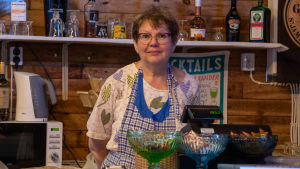 Riitta Gustavsson har en bråd sommar på Jussarö. Riitta Gustavsson i Jussarö hamncafé