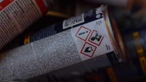 Farligt avfall måste noga sorteras på avfallsstationen. Det uppmanas att man märker ut vad det finns i en förpackning innan man hämtar den till insamlingen. En gammal sprayburk med farligt avfall