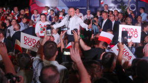 Sittande presidenten Duda vädjar till väljare som är nöjda med utvecklingen i Polen. Istuva presidentti Andrzej Duda on luvannut tukea puolueensa sosiaaliohjelmia ja puolustaa perinteisiä perhearvoja. Duda osallistui vaalitilaisuuteen Strzelcessä 28. kesäkuuta 2020.