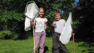 Emelie och Arvid på småkrypssafari. Emelie och Arvid Munsterhjelm poserar med insektshåvar.