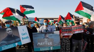 Palestinska och israeliska aktivister protesterar i Almog mot Israels annekteringsplaner 27.6.2020. Palestinska och israeliska aktivister protesterar i Almog mot Israels annekteringsplaner 27.6.2020