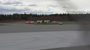 I maj inträffade också en olycka på Tammerfors-Birkala flygplats, då i samband med en övning. Det fyrsitsiga Piper-flygplanet fick allvarliga skador efter ett landningsförsök. Två personer fanns ombord. Räddningsfordon brevid ett övningsflygplan som försökt landa.