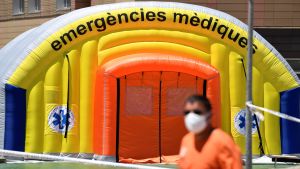 Hälsovårdsmyndigheterna har reagerat snabbt på de nya coronahoten. I Lerida i Katalonien står ett fältsjukhus redo att behandla patienter. Ett fältsjukhus för coronapatienter