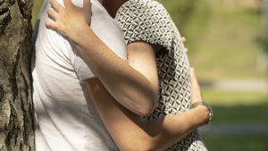 I Sverige har man sett en ökning i våldtäkter inom tillfälliga relationer, där man träffats på Tinder eller under en utekväll och sedan går hem med varandra. Två personer kramar varandra vid ett träd.