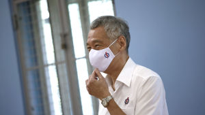 Premiärministern Lee Hsien Loong anses i varje fall kunna vara så gott som säker på att väljarna ger honom nytt förtroende. Lee Hsien Loong i ansiktsskydd.