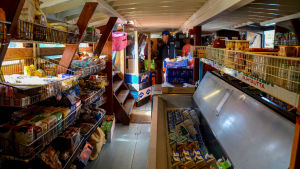 Gångarna inne i butiken under däck är trånga så det gäller att veta vad man är ute efter för att inte behöva gå två varv inne i butiken. En gång inne i en butiksbåt med varor på sidorna.