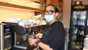 Eleonora Campani är en av få caféanställda som fått gå tillbaka till arbetet. Men det är svårt att få det att gå runt på de få turister från närområdet som kommer över helgen, säger hon. Eleonora Campani är en av få caféanställda som fått gå tillbaka till arbetet. Men det är svårt att få det att gå runt på de få turister från närområdet som kommer över helgen, säger hon.