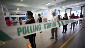 Väljarna höll ordentliga avstånd mellan varandra då de köade till valurnorna i Singapore på fredagen. Väljarna höll ordentliga avstånd mellan varandra då de köade till valurnorna i Singapore på fredagen.