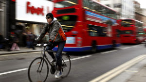 Busschaufförer i Storbritannien har löpt större risk för covid-19, enligt uppgifter. Dubbeldäckare i London.