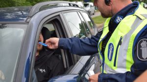 Polisen skärper bevakningen av rattfylleri, speciellt på områden med många sommarstugor. Poliisi tekee huumepikatestiä auton kuljettajalle.