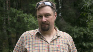 Juha-Pekka Vähä berättar att bottnen i Svartån verkar i nuläget vara passande för musslorna med tanke på framtiden. Det får inte vara för gyttjigt. En medelåldersman i rutig skjorta.
