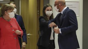 Förbundskansler Angela Merkel, statsminister Sanna Marin och rådsordförande Charles Michel vid EU-toppmötet i Bryssel i juli. Pääministeri Sanna Marin ja Eurooppa-neuvoston puheenjohtaja Charles Michel tervehtivät toisiaan EU-huippukokouksessa Brysselissä 17. heinäkuuta 2020.