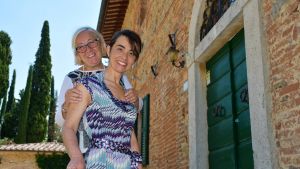 Donatella Cinelli Colombini och Violante Gardini driver två vingårdar med enbart kvinnor som anställda och siktar högt. Donatella Cinelli Colombini och Violante Gardini driver två vingårdar med enbart kvinnor som anställda och siktar högt.