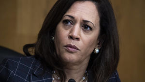 Erfaren och stridbar. Kamala Harris är mångas största favorit i vicepresidentspekulationerna. Porträtt på en allvarlig Kamala Harris.