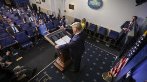 President Trump konstaterade att både Fauci och Vita husets coronaexpert Deborah Birx verkar populära bland amerikanerna. De medverkade inte i presskonferensen på tisdagen. President Trump konstaterade att både Fauci och Vita husets coronaexpert Deborah Birx verkar populära bland amerikanerna. De medverkade inte i presskonferensen på tisdagen.