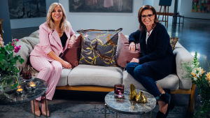 Krista Siegfrids tillsammans med programledaren Ira Hammermann. Krista Siegfrids och Ira Hammermann i soffa.
