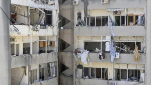 Tryckvågen efter explosionen i hamnen den 4. augusti krossade fönstren på tusentals byggnader i centrum av Beirut. Beirutilaisten asuntojen ikkunoita rikkoutui laajalla alueella.