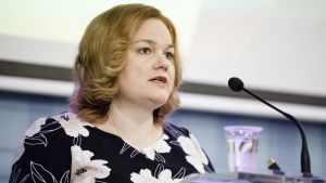 Familje- och omsorgsminister Krista Kiuru är övertygad om att testningskapaciteten är på väg mot det bättre. Krista Kiuru talar på en presskonferens.