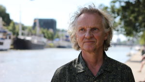 Teaterchef Jukka Aaltonen kräver tydliga direktiv. En äldre man står vid ån.