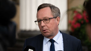 Enligt näringsminister Mika Lintilä (C) är beslut om coronastödens framtid att vänta i september. Mika Lintilä puhuu lehdistölle.
