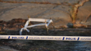 Polisen spärrade snabbt av området där granaten fanns. Vitt och blått avspärrningsband med texten "polis" och "avspärrat."