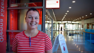 Sjukskötare Oona Hurtta tycker att det är väldigt bra att blodgivningen har sett många nya frivilliga, trots att det råder brist på blod. Oona Hurtta.