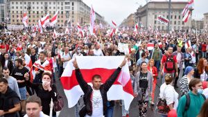 Demonstrationerna är de största som landet har sett undet Lukasjenkos 26 år vid makten. Demonstration i Minsk 23.8.2020