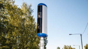 Plåtpoliserna mäter bilarnas hastighet men har också andra egenskaper. Trafisäkerhetskamera vid östra infarten i Borgå