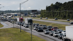 Motorvägar i Texas och Louisiana har fyllts av folk i bilar som lyder myndigheternas evakueringsorder. Motorvägar både i Texas och Louisiana har fyllts av folk i bilar som lyder myndigheternas evakueringsorder.