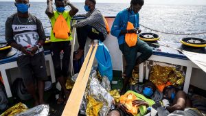 Över 350 migranter ombord på räddningsfartyget Sea-Watch 4. Fartyget väntar (30.8.2020) på att få gå in i hamn Över 350 migranter ombord på räddningsfartyget Sea-Watch 4. Fartyget väntar (30.8.2020) på att få gå in i hamn.