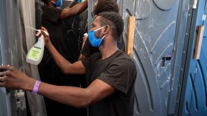 Migranter rengör och desinficerar toaletter och duschar ombord på fartyget Sea-Watch 4 som väntar på att få gå i hamn. 30.8.2020 Migranter rengör och desinficerar toaletter och duschar ombord på fartyget Sea-Watch 4 som väntar på att få gå i hamn. 30.8.2020