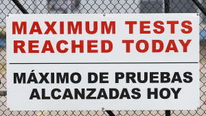 Under sommaren hade flera delstater bland dem Texas svårt att klara av det enorma testningsbehovet En skylt med texten "Maximum tests reached today"