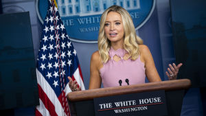 Kayleigh McEnany är Vita husets pressekreterare. Kayleigh McEnany puhui lehdistötilaisuudessa Valkoisessa talossa.