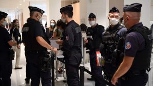 Rigorösa säkerhetsarrangemang under rättegången mot de 14 åtalade för attentatet mot Charlie Hebdo. Bilden tagen i Paris 2.9.2020. Rigorösa säkerhetsarrangemang under rättegången mot 14 åtalade för attentatet mot Charlie Hebdo. Paris 2.9.2020