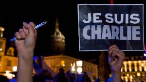 Meningen Je suis Charlie (Jag är Charlie) blev en världsomspännande slogan. Här under en demonstration i Paris strax efter attentatet. När nyheten spred sig globalt fylldes sociala medier av hashtaggen #JeSuisCharlie. Je suis Charlie (Jag är Charlie) blev ett världsomspänannde slagord. Här under en demonstration strax efter attentatet i Paris 7.1.2015 strax ef