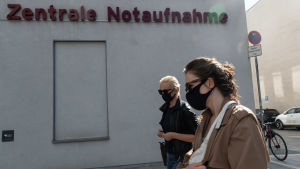 Navalnyj vårdas på Charite-sjukhuset i Berlin. Navalnyjs hustru Julia anländer till Charite-sjukhuset i Berlin