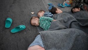 Härbärgen finns inte för alla på Lesbos. För andra natten i rad måste många sova under bar himmel på Lesbos.