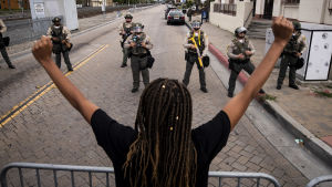Den här bilden togs utanför polisstationern i Compton den 28 juni, under en protest mot Guardados död. Den här bilden togs utanför polishögkvarteret i Compton den 28 juni, under en protest mot Guardados död.