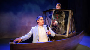 En gammal förälskelse flammar upp igen mellan Herrman (Jerry Wahlforss) och Ellinor (Daniela Franzell). På bilden en scen från "Hemåt över isen". På scenen Jerry Wahlforss som sitter i fören av en båten som styrs av Daniela Franzell.