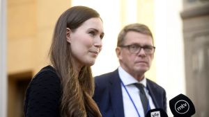 Sanna Marin (SDP) svarade på journalisternas frågor på Ständerhusets trappor i Helsingfors. Statsminister Sanna Marin och finansminister Matti Vanhanen står bredvid varandra på Ständerhusets trappa och svarar på journalisternas frågor i mikrofoner.