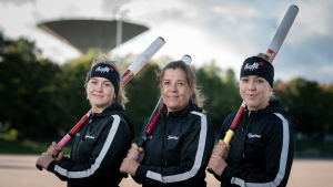 Mamma och döttrar. Mot Superpesis 2021. Charlotta Höglund, Kaisa Höglund och Camilla Höglund